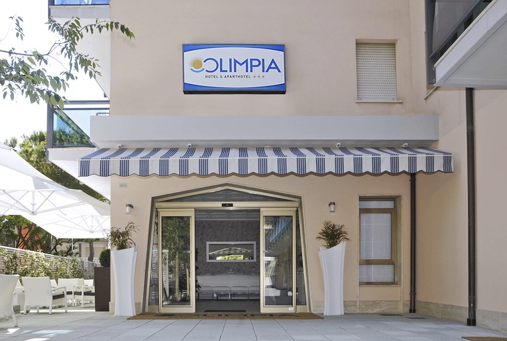 Eingang des Hotel Olimpia mit Vordach und Pflanzen.