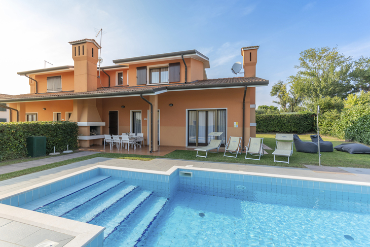 Doppelhaushälfte mit Pool und Garten in Isola Albarella.