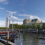 Schiffe im Hafen nahe der Erasmusbrücke in Rotterdam bei klarem Himmel.