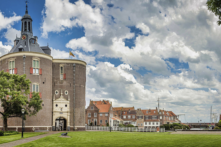 Historisches Gebäude in Enkhuizen, Südholland bei bewölktem Himmel.
