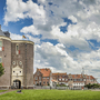 Historisches Gebäude in Enkhuizen, Südholland bei bewölktem Himmel.