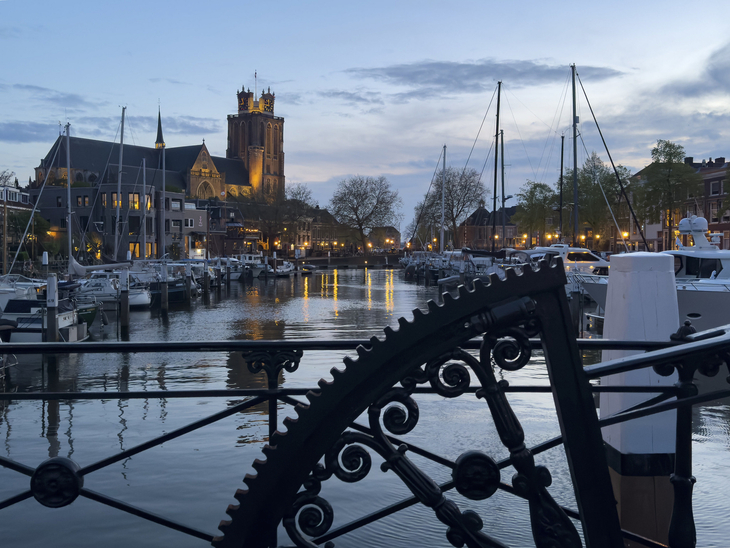 Kanal in Dordrecht bei Abenddämmerung mit Kirche und Booten