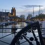 Kanal in Dordrecht bei Abenddämmerung mit Kirche und Booten