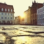 Altstadtplatz in Stralsund bei Sonnenuntergang, historische Gebäude im Hintergrund.