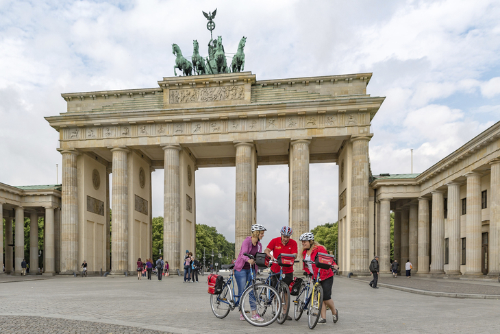 Radfahrer vor dem Brandenburger Tor in Berlin.
