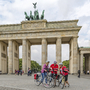 Radfahrer vor dem Brandenburger Tor in Berlin.