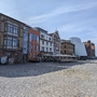 Gebäude am Hafen von Stralsund mit Ozeaneum im Hintergrund.