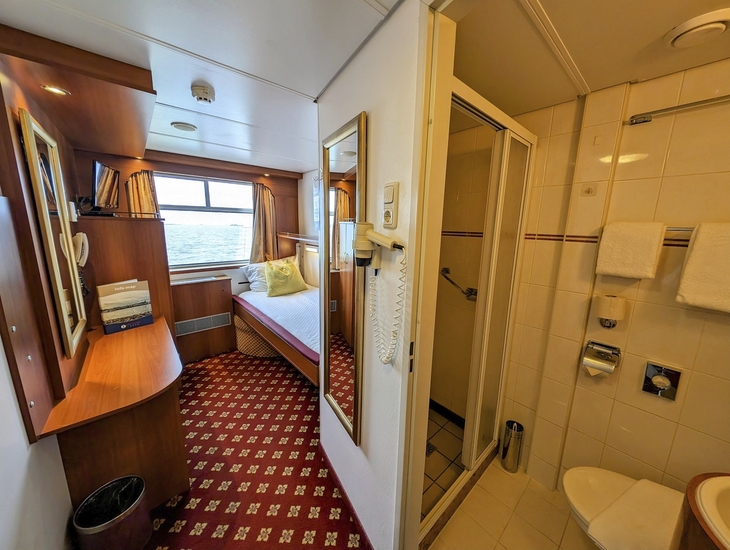 Einzelkabine auf dem Oberdeck der MS Rigoletto mit Bett und Bad.