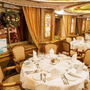 Elegantes Schiffrestaurant mit gedeckten Tischen und dekorativen Wandverkleidungen.