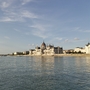Ungarisches Parlament in Budapest von der Donau aus gesehen bei klarem Himmel.