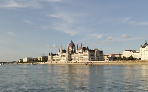 Ungarisches Parlament in Budapest von der Donau aus gesehen bei klarem Himmel.