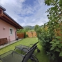 Garten eines Bungalows mit Liegestühlen und Bergblick in Bad Ischl.