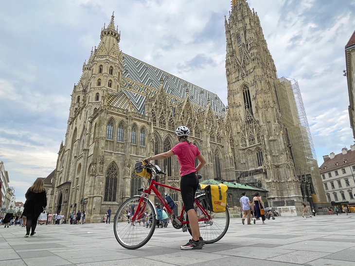 Radfahrerin vor dem Stephansdom in Wien.