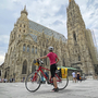 Radfahrerin vor dem Stephansdom in Wien.