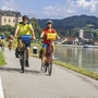 Radfahrer auf dem Donau-Radweg entlang des Flusses bei Grein, sonniges Wetter.