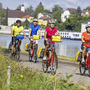 Gruppe von Radfahrern auf dem Donau-Radweg bei sonnigem Wetter.