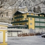 Landhotel Post Ebensee im Winter mit Schnee bedeckt, Außenansicht.