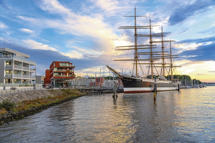 Segelschiff im Hafen von Travemünde bei Sonnenuntergang.