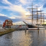 Segelschiff im Hafen von Travemünde bei Sonnenuntergang.