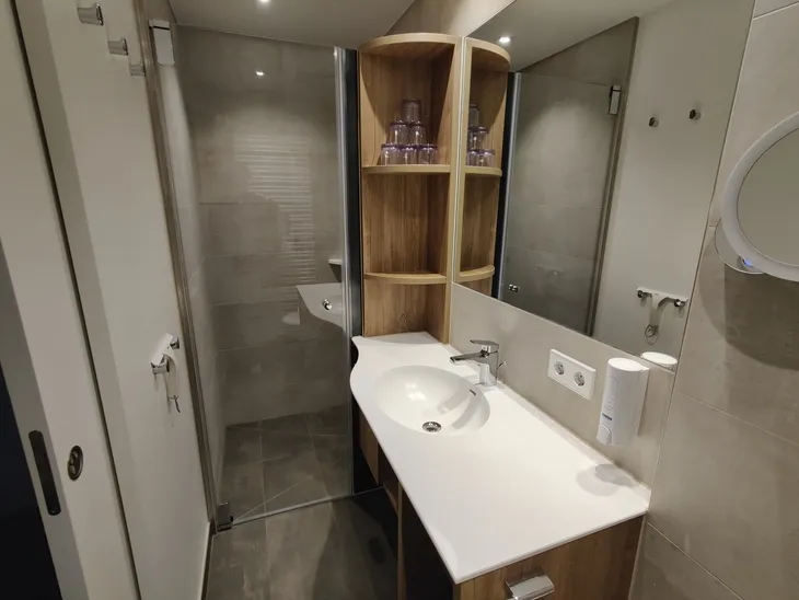 Modernes, renoviertes Badezimmer mit Dusche und Waschbecken.