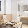 Helle Küche und Essbereich in einem Aparthotel mit modernem Design.