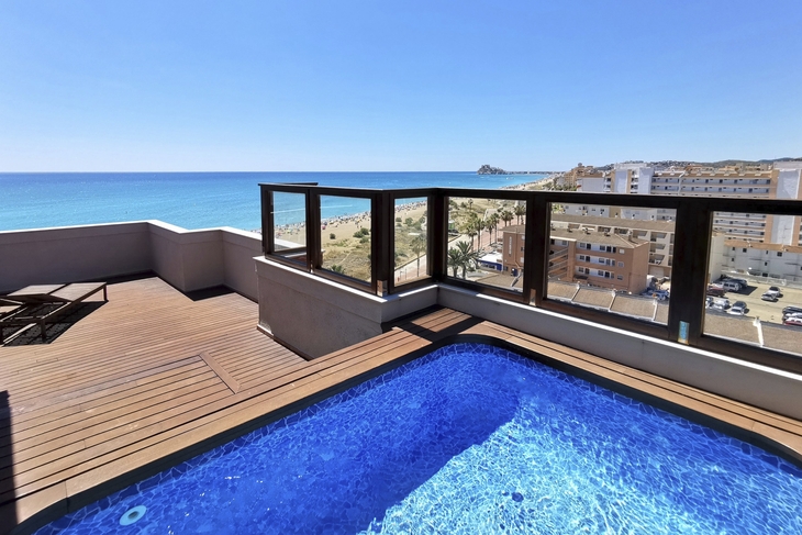 Dachterrasse mit Pool und Blick auf Strand und Meer in Peñíscola.