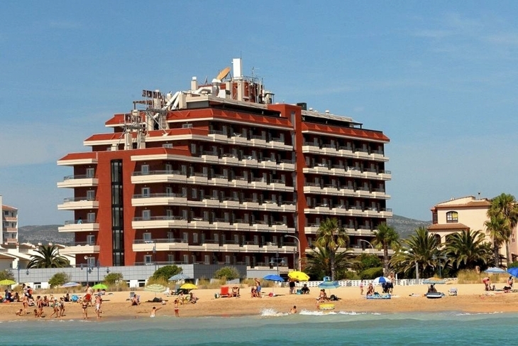 Fassade des Acualandia Aparthotels in Peñíscola am Strand.