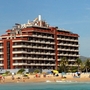 Fassade des Acualandia Aparthotels in Peñíscola am Strand.
