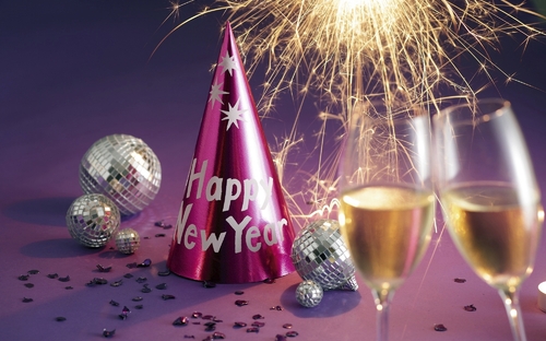 Partyhüte, Wunderkerzen und Sekt für Silvesterfeier.