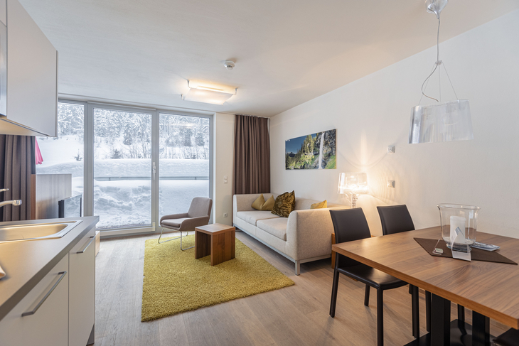 Moderne Ferienwohnung mit Blick auf schneebedeckte Landschaft und stilvoller Inneneinrichtung
