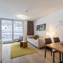 Moderne Ferienwohnung mit Blick auf schneebedeckte Landschaft und stilvoller Inneneinrichtung
