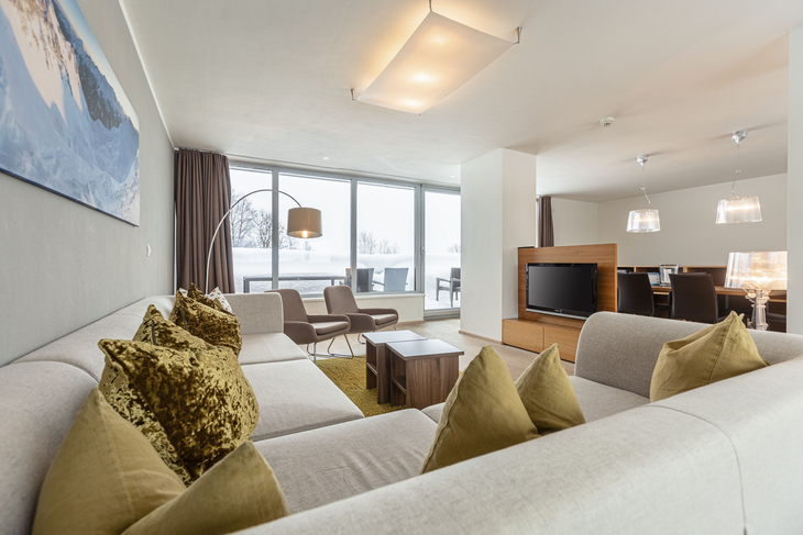 Moderne Penthouse-Wohnung mit heller Einrichtung und großen Fenstern.