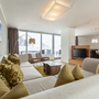 Moderne Penthouse-Wohnung mit heller Einrichtung und großen Fenstern.