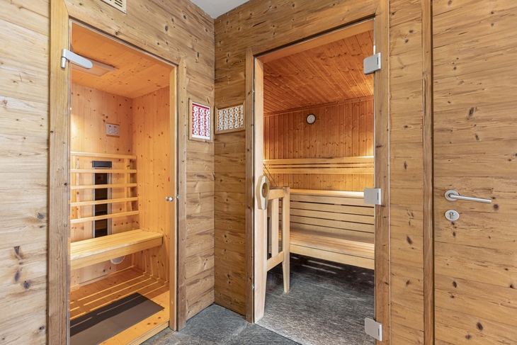 Infrarotkabine und Sauna aus Holz in Wellnessbereich