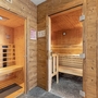 Infrarotkabine und Sauna aus Holz in Wellnessbereich