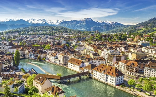 Panorama von Luzern mit Fluss, Altstadt und Bergen im Hintergrund