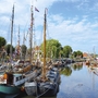 Segelschiffe im Hafen von Carolinensiel bei blauem Himmel.