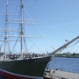 Großes Segelschiff im Hafen bei klarem Himmel.