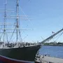 Großes Segelschiff im Hafen bei klarem Himmel.