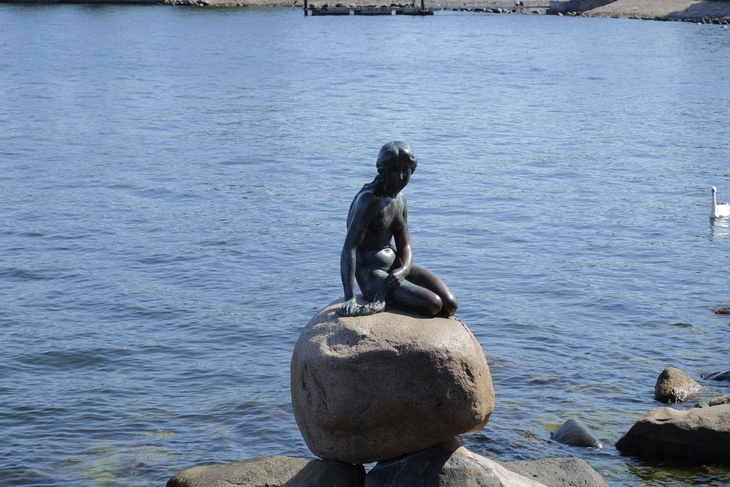 Statue der Kleinen Meerjungfrau auf einem Felsen in Kopenhagen, Dänemark