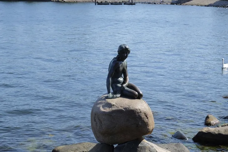 Statue der Kleinen Meerjungfrau auf einem Felsen in Kopenhagen, Dänemark