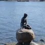 Statue der Kleinen Meerjungfrau auf einem Felsen in Kopenhagen, Dänemark
