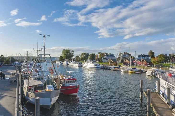 Boote im Hafen von Niendorf bei sonnigem Wetter.