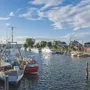 Boote im Hafen von Niendorf bei sonnigem Wetter.
