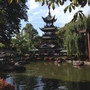 Chinesischer Turm im Garten mit Teich und Bäumen in Kopenhagen.