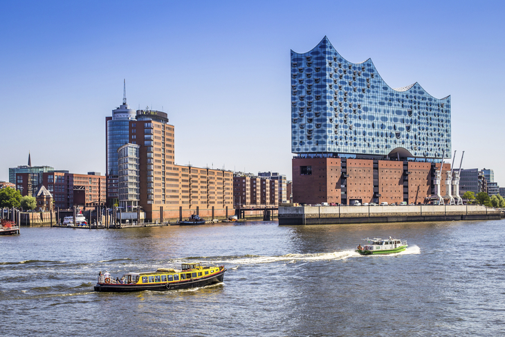 Elbphilharmonie in Hamburg am Wasser bei klarem Himmel.