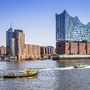 Elbphilharmonie in Hamburg am Wasser bei klarem Himmel.