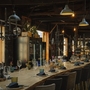 Ein gedeckter Tisch in einem rustikalen Restaurant mit gedämpfter Beleuchtung.