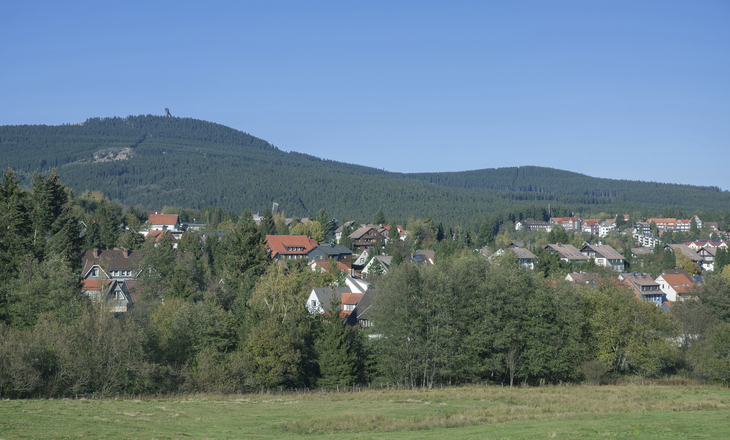 Blick auf Braunlage mit Wurmberg im Hintergrund und umliegender Landschaft.