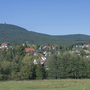 Blick auf Braunlage mit Wurmberg im Hintergrund und umliegender Landschaft.